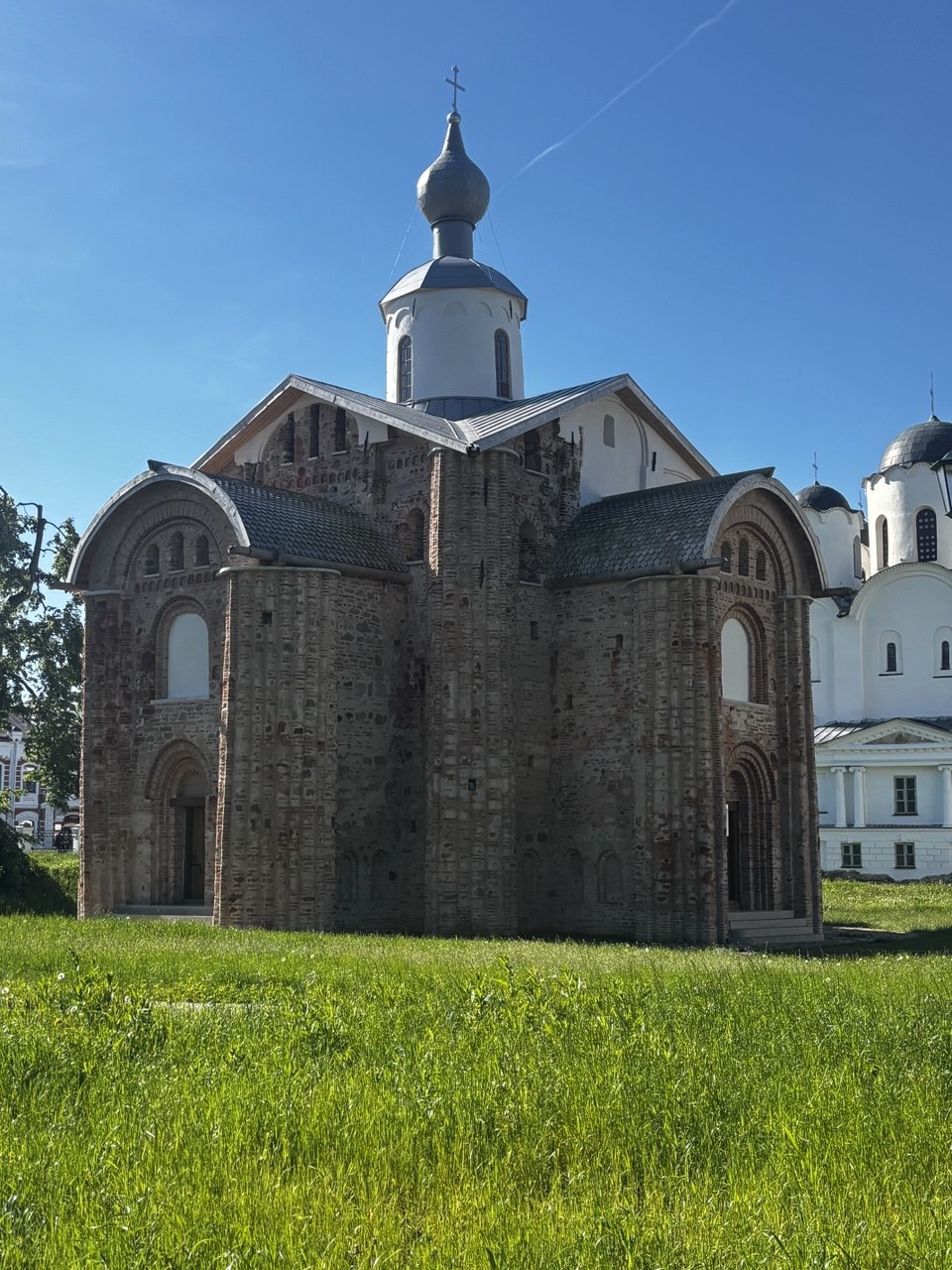 Небольшая группа женщин на прогулке у древнего монастыря — тёплая, живая атмосфера